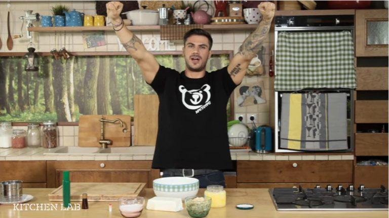 Οι κουραμπιέδες του Ακη Πετρετζίκη που θα φτιάξετε σίγουρα! – ΒΙΝΤΕΟ