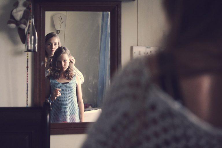 Mην εμπιστεύεσαι τη λογική.Ο καθρέπτης είναι οι άλλοι και οι καταστάσεις που βιώνεις