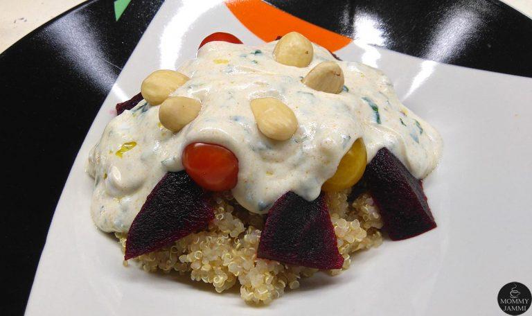 Σαλάτα με κινόα, παντζάρι, ντοματίνια και σως γιαουρτιού