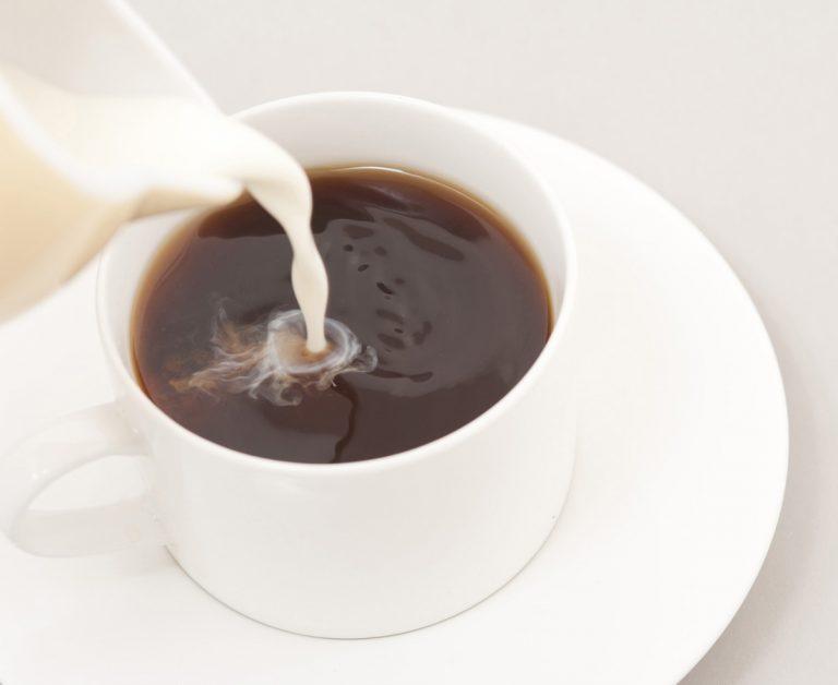 Γιατί σταμάτησα να βάζω γάλα στον καφέ μου και τι καταπληκτικό συνέβη στην ζυγαριά μου;