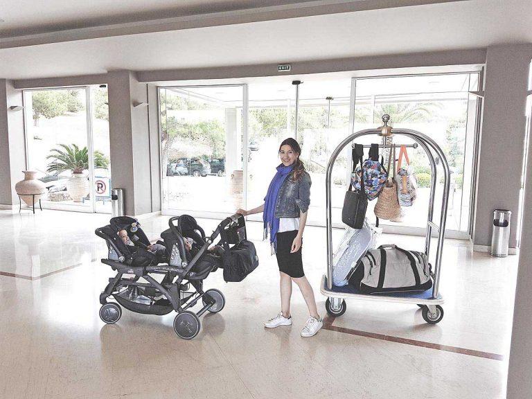 Πώς να ταξιδέψεις με δίδυμα μωρά χωρίς να κουβαλήσεις όλο σου το σπίτι
