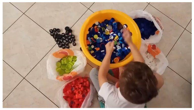 Φτιάχνουμε καλοκαιρινό πίνακα με καπάκια, χαρτόνι και σιλικόνη VIDEO