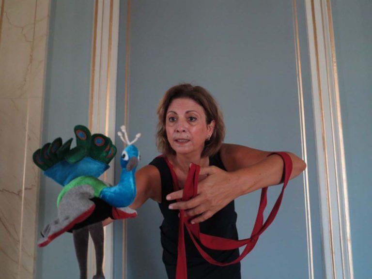 Σ ένα ΚουΒάρι κόκκινο κρυμμένα παραΜύθια