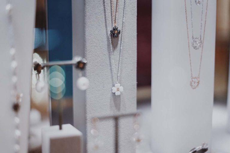 Η Swarovski δίνει χρώμα στο attica!