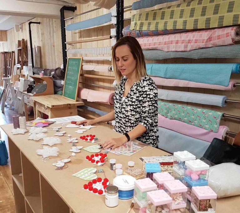 Φτιάξτε μπάνερ για το παιδικό δωμάτιο με ξύλινα στολίδια!