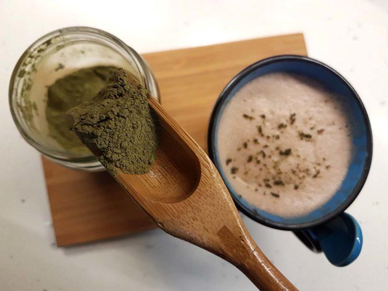 Φτιάξε ένα απολαυστικό Creamy Cocoa Matcha Latte στο σπίτι