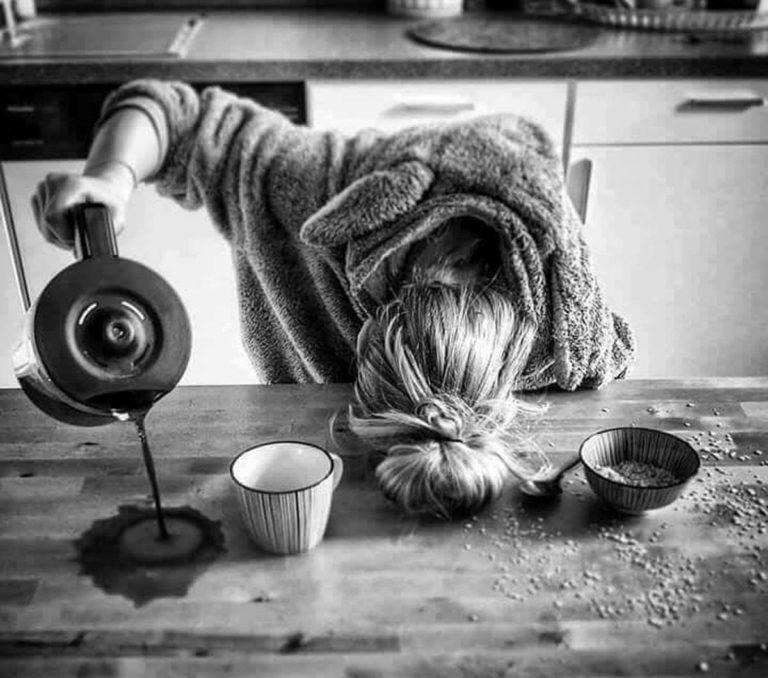 Και με ρωτάς γιατί σέρνομαι; Η μητρότητα ισοδυναμεί με 2.5 δουλειές!