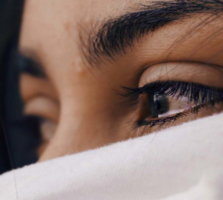 Ένας ψυχολόγος εξηγεί γιατί αφήνουμε τους άλλους να μας πληγώνουν