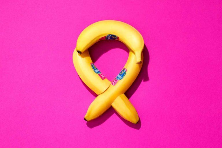 H Chiquita ευαισθητοποιεί για τον καρκίνο του μαστού με τα νέα limited edition ροζ αυτοκόλλητα