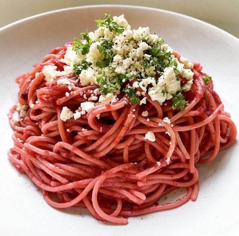 Εύκολη μακαρονάδα με παντζάρια, φέτα και μυρωδικά