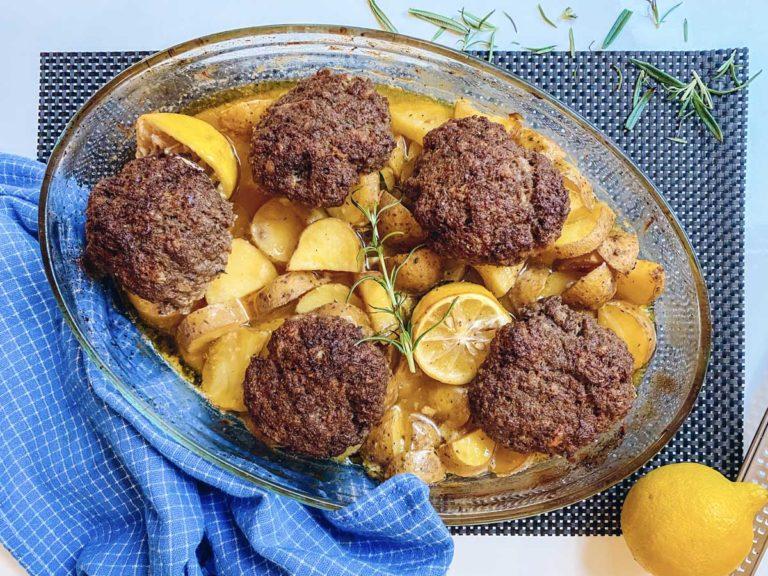 Αφράτα μπιφτεκάκια στο φούρνο με baby πατάτες