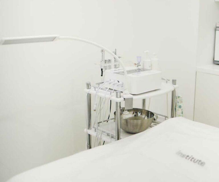 Τι είναι τα χημικά peelings και πως βοηθούν την επιδερμίδα;