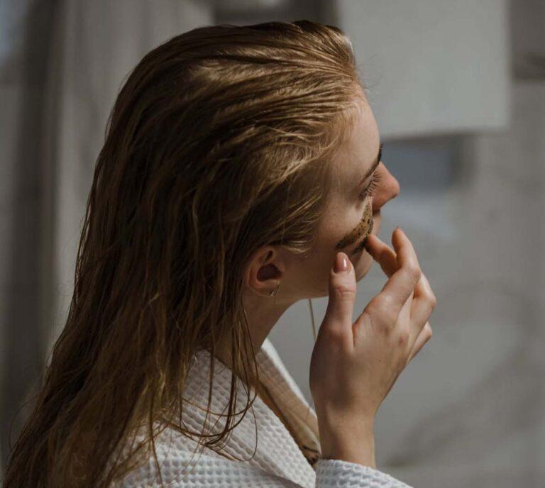 Scrub προσώπου: Βήμα-βήμα για να κάνετε σωστή απολέπιση