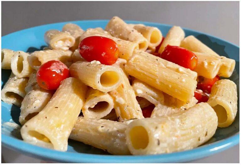 Συνταγή για εύκολα ζυμαρικά φούρνου με φέτα που θα λατρέψετε