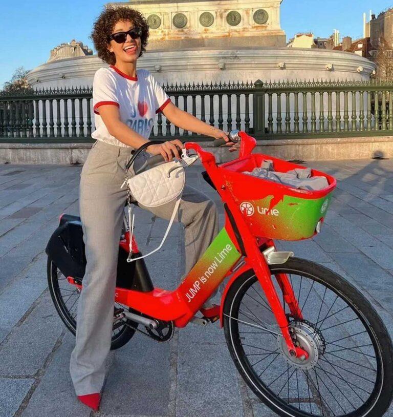 Η τσαντούλα Dior μας γυρίζει στο 2000! Μικρή, κομψή, την κρατούν όλες οι fashion influencers