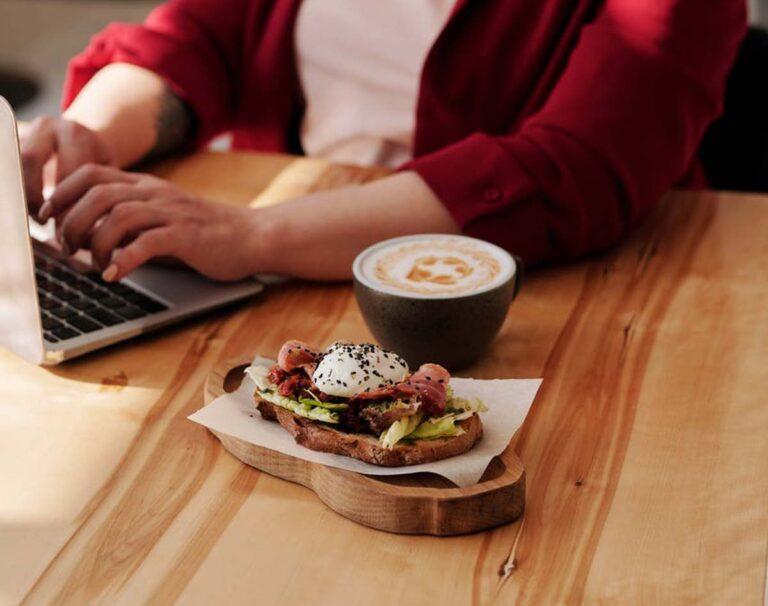 Η δίαιτα του τάπερ. Αδυνάτισε στη δουλειά.