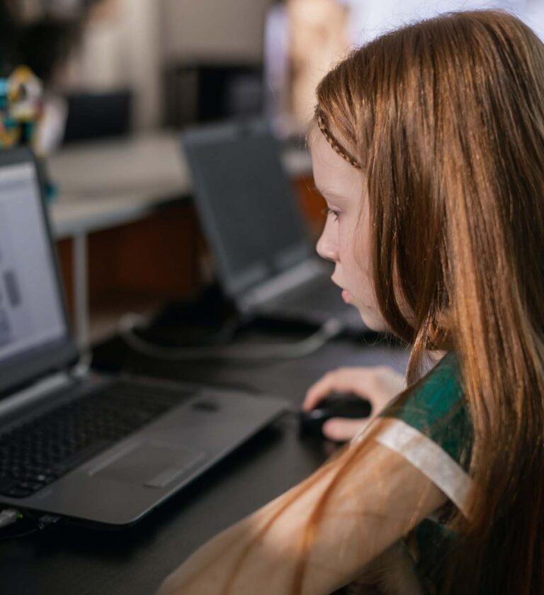 Καταπολέμηση του διαδικτυακού εκφοβισμού: Πώς μπορούν γονείς και παιδιά να προστατευτούν