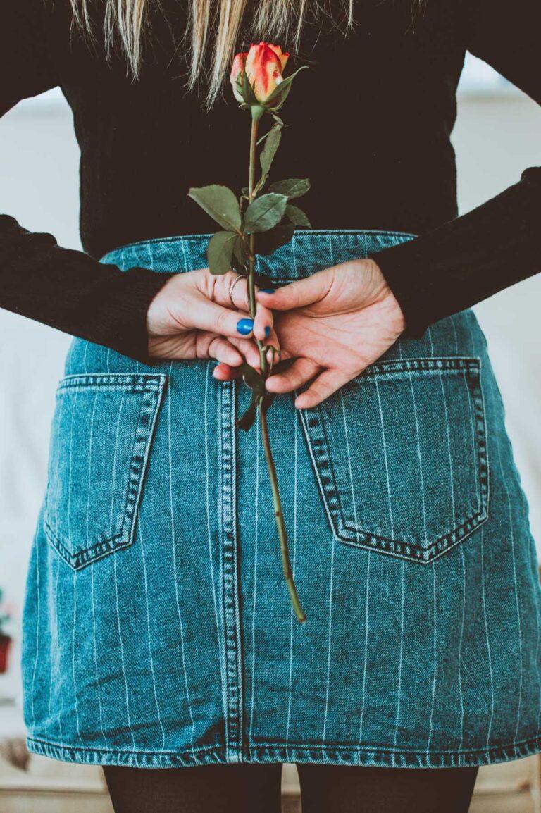 Γυναικεία φούστα: Γιατί αποτελεί σύμβολο φεμινισμού στη μόδα