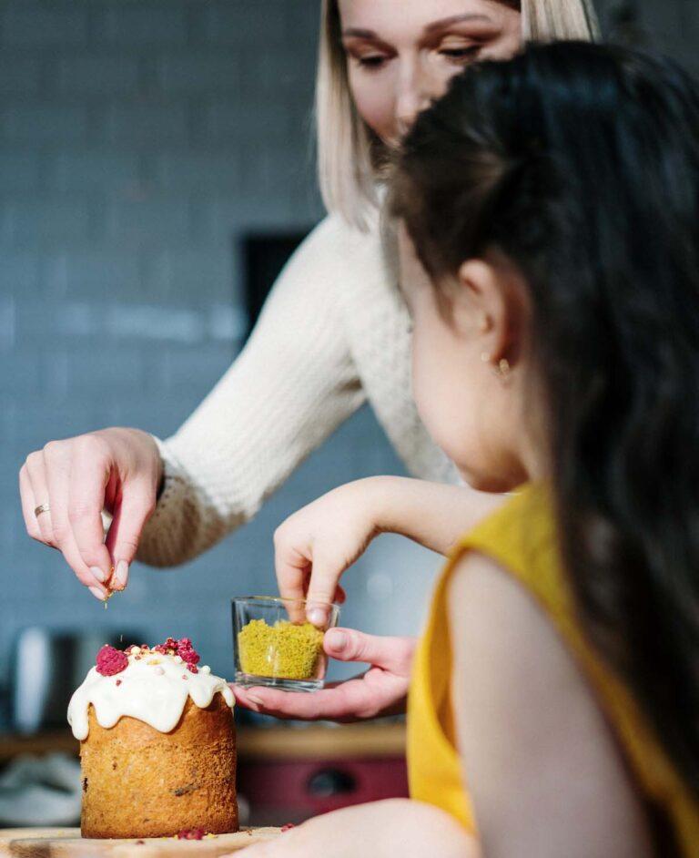 Γιατί είναι καλό να αφήνετε τα παιδιά στην κουζίνα