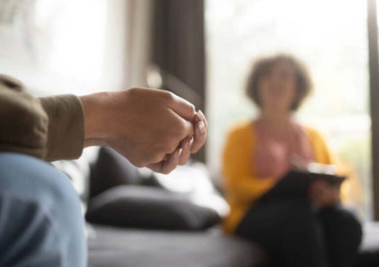 Μπορεί η τεχνητή νοημοσύνη να αντικαταστήσει την ανθρώπινη ψυχοθεραπεία;