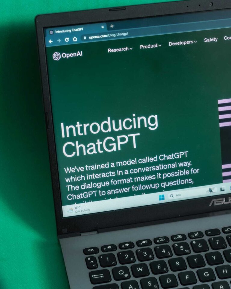 Οι έφηβοι στην Ελλάδα χρησιμοποιούν την Τεχνητή Νοημοσύνη (AI) και το YouTube για να διευρύνουν τις γνώσεις τους